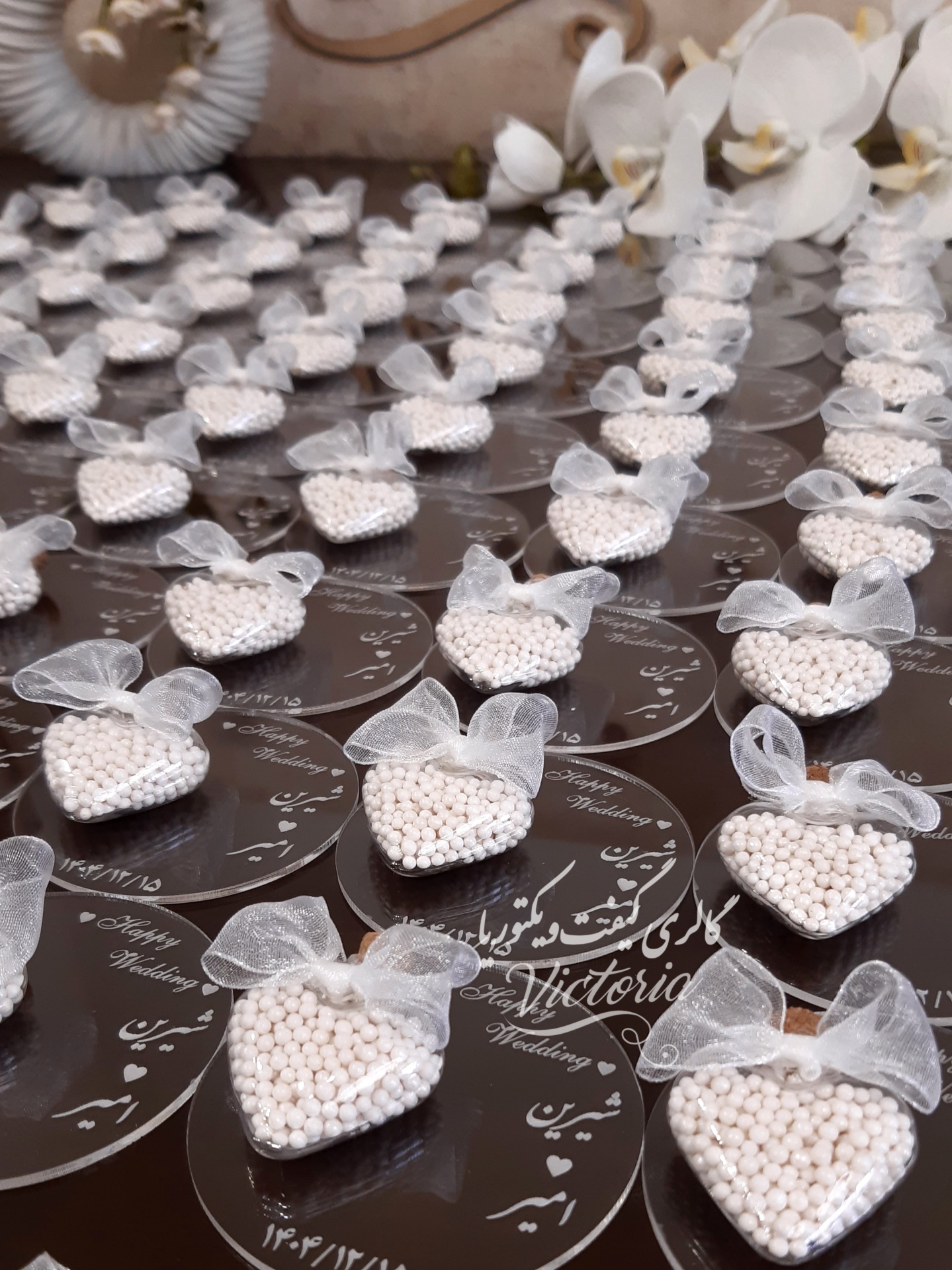 گیفت قلب شیشه ای و ترافل روی صفحه گرد پلکسی